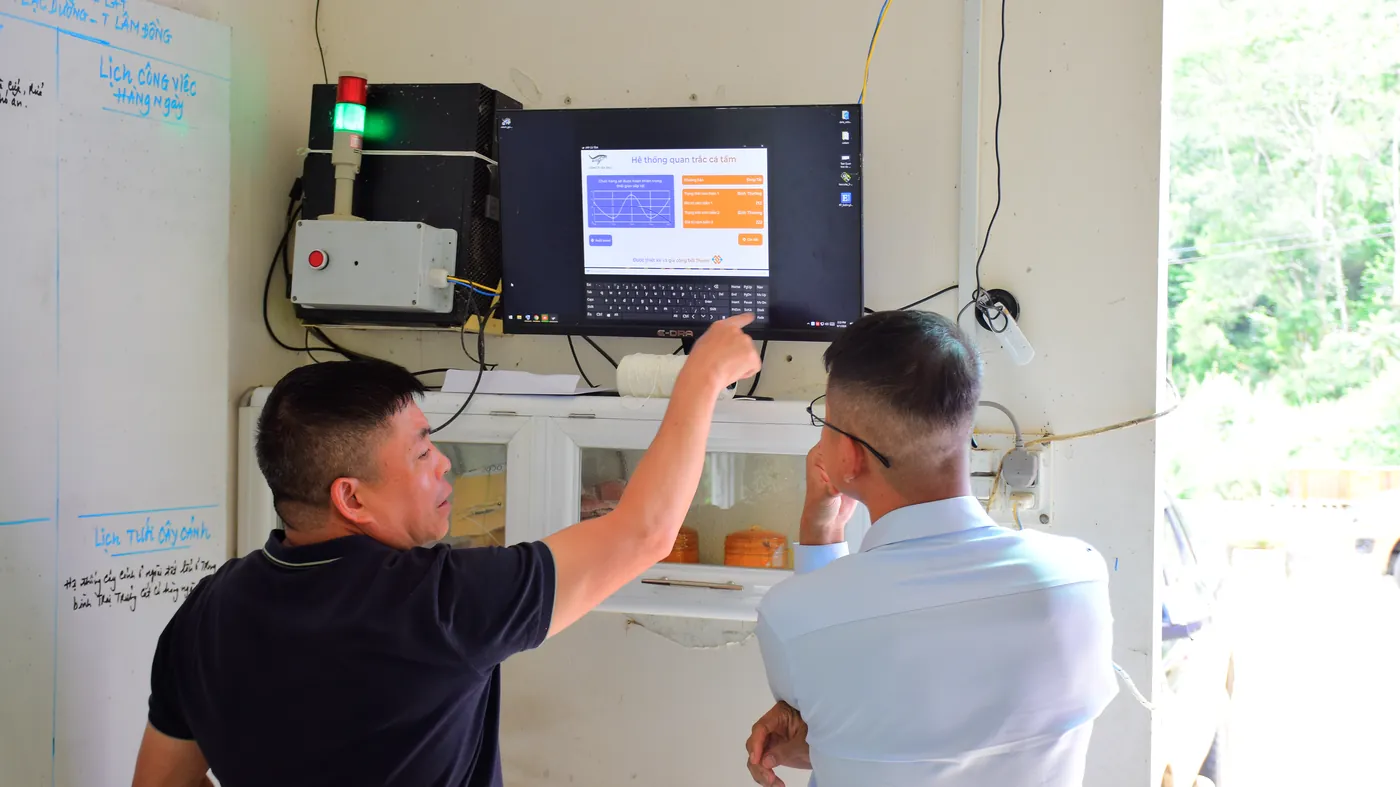 Kỹ sư AIC TECH vận hành màn hình giám sát và tủ điều khiển tại hiện trường