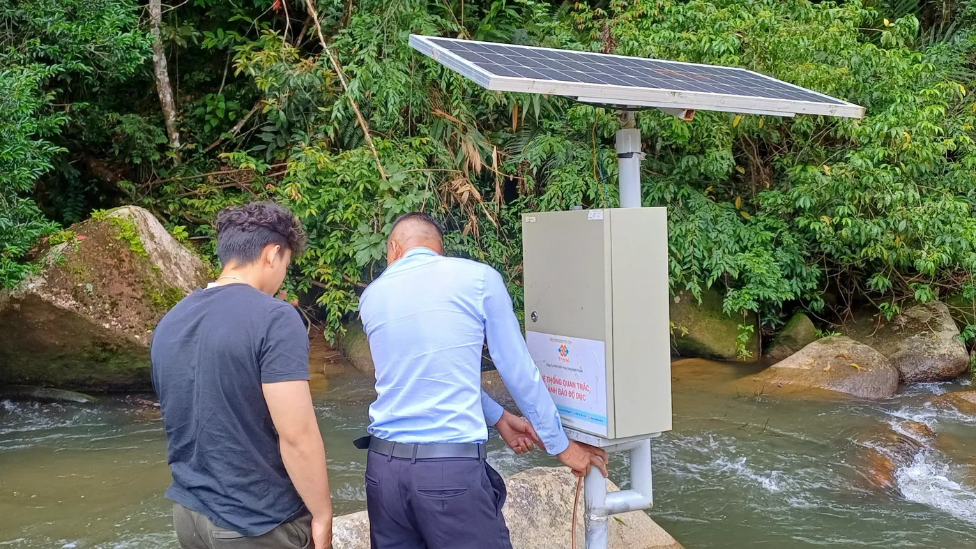 Lắp đặt cảm biến đo mực nước và lưu lượng ngay tại lòng suối