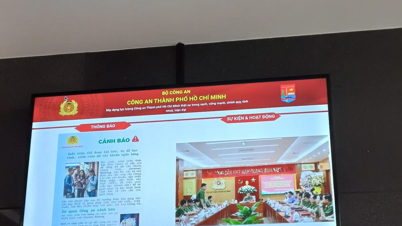 Màn hình thông tin gắn tường đang hiển thị nội dung tuyên truyền tại một điểm công cộng