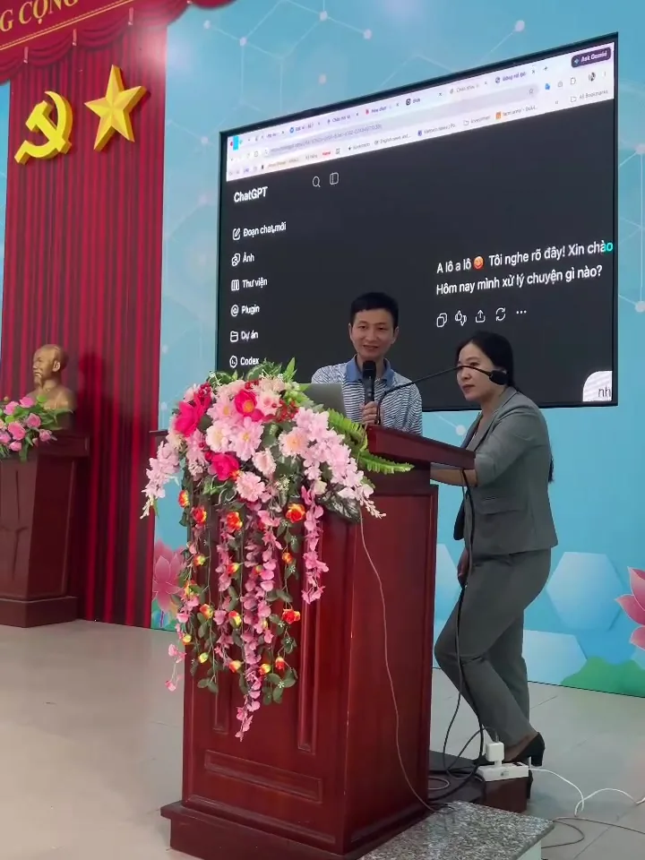 Giảng viên AIC TECH trình diễn trợ lý AI trả lời bằng tiếng Việt tại lớp tập huấn