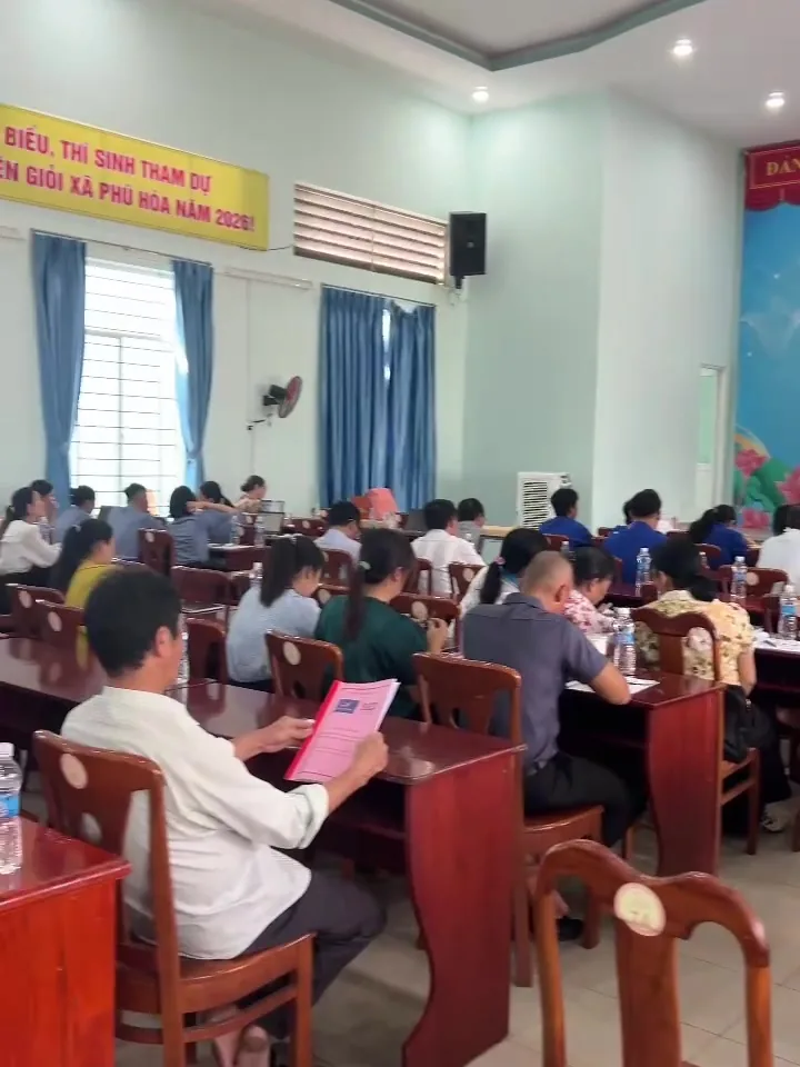 Cán bộ thực hành trực tiếp trên máy tính trong buổi tập huấn